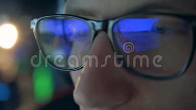 戴眼镜的人玩电脑游戏，特写。